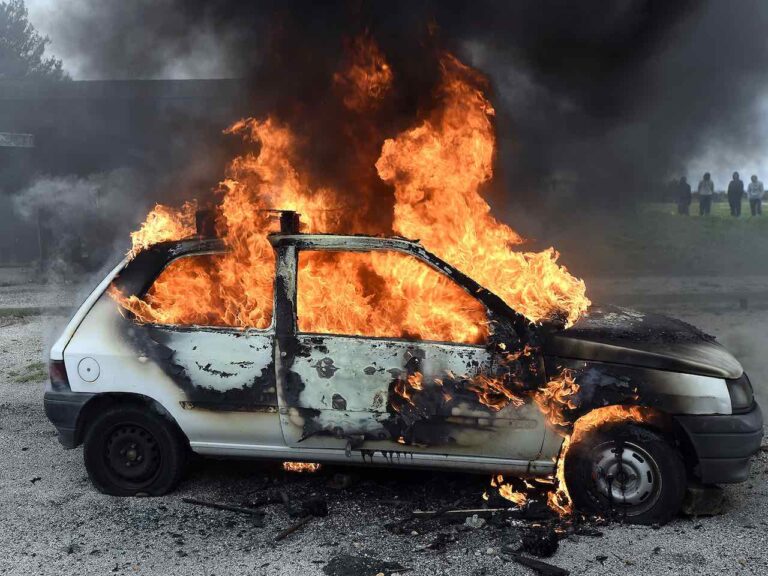 Encontraron completamente incendiada en una zona rural la camioneta que había sido robada en Guardia Mitre