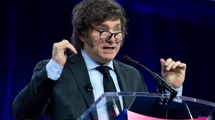 Oficializan cambios en la Ley de Migraciones: podrán rechazar y expulsar a extranjeros que agredan los símbolos patrios o promuevan el odio