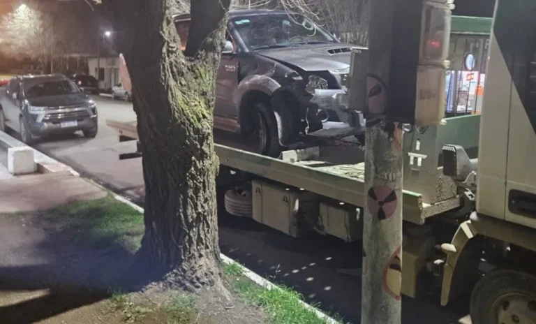 Un conductor ebrio chocó a alta velocidad contra un árbol en El Cóndor y terminó detenido