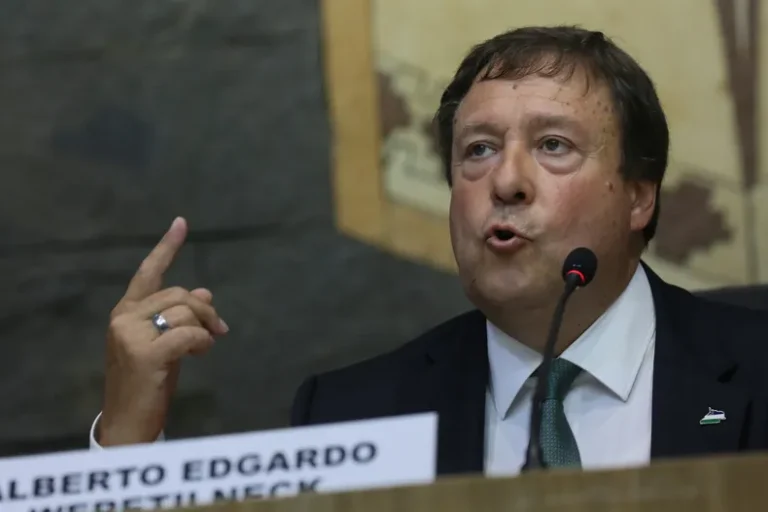Weretilneck anticipó medidas para proteger los salarios docentes y relativizó el impacto de los próximos paros en Río Negro