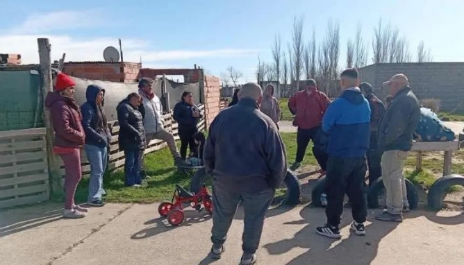Avanza una causa por usurpación en Viedma: notificaron a ocupantes de un predio de YPF