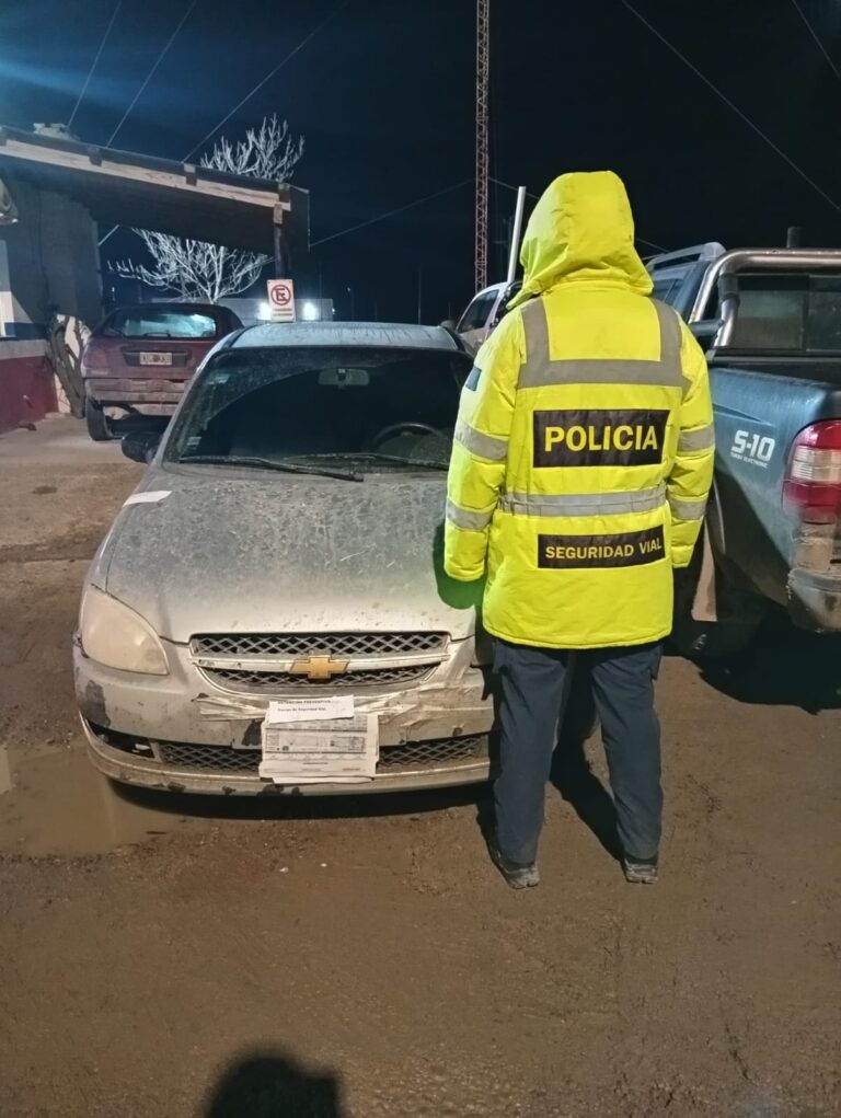 Persecución en Viedma: un conductor borracho huyó de un control y terminó detenido con pedido de captura
