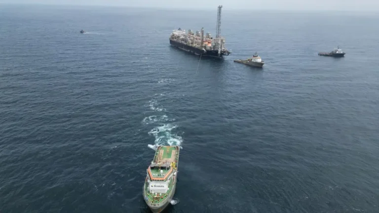 El primer buque del megaproyecto de GNL inició su preparación rumbo al Golfo San Matías