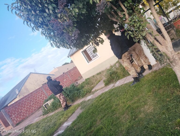 Secuestran armas, municiones y elementos de corte tras allanamientos por abigeato en Guardia Mitre