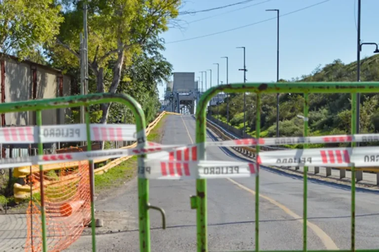 Interrupción vehicular en el Puente Ferrocarretero: realizan un rodaje estudiantil durante la noche