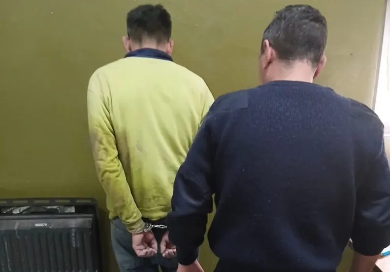 Ataque violento en la vía pública: un delincuente intentó robar a los golpes y terminó reducido por vecinos