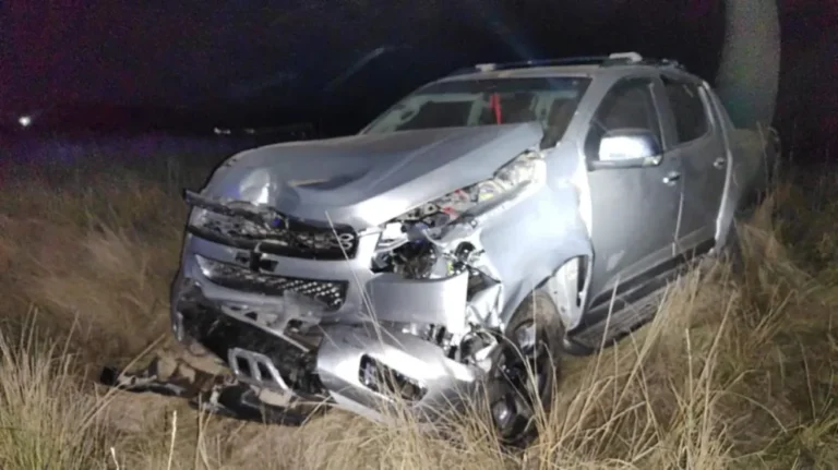 Dos jóvenes ebrios chocaron sobre la Ruta 3 y les secuestraron los vehículos