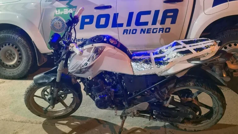 Atrapados con las manos en la masa: empujaban una moto robada en Viedma y terminaron detenidos