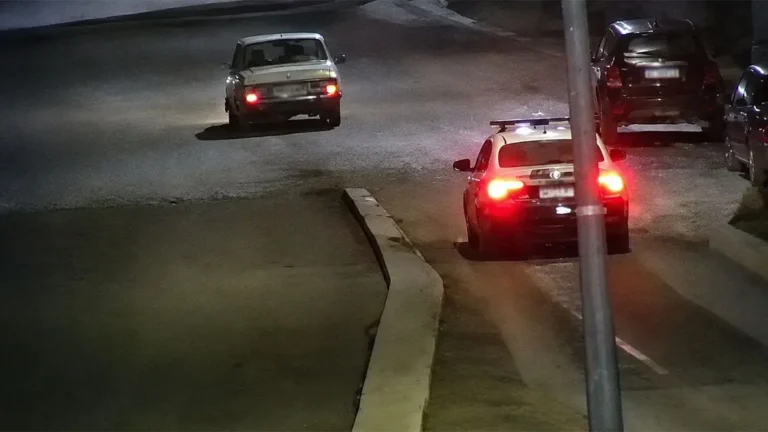 El sistema de videovigilancia 911 detectó maniobras peligrosas en Viedma y el operativo concluyó con el secuestro del vehículo