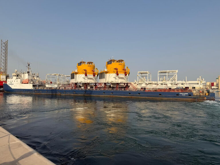 El proyecto Vaca Muerta Oil Sur calienta motores: llegan los componentes para el ducto submarino en Punta Colorada