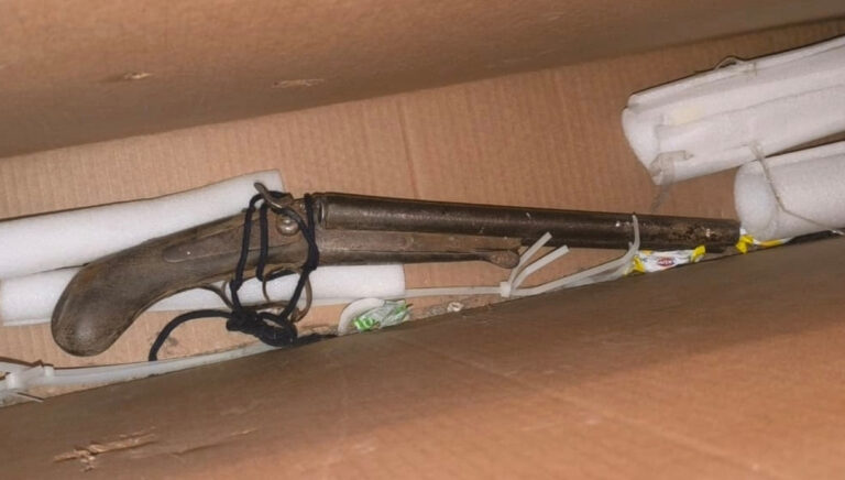 La Policía de Río Negro secuestró un arma de fuego y detuvo a un prófugo en Viedma