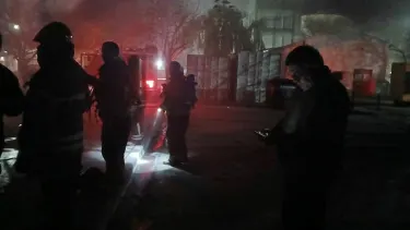 Feroz incendio destruyó una vivienda en el barrio 1016 Viviendas de Viedma y sospechan que fue intencional