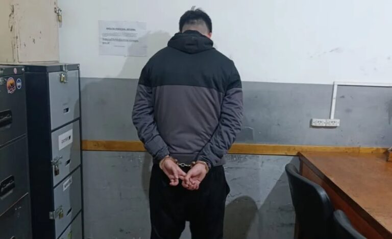 Lo vieron por las cámaras intentando entrar a una casa y terminó detenido en Viedma