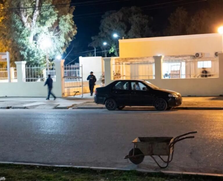 Caótica noche en San Antonio Oeste: amenazaron a dos médicos en el hospital y hubo dos detenidos