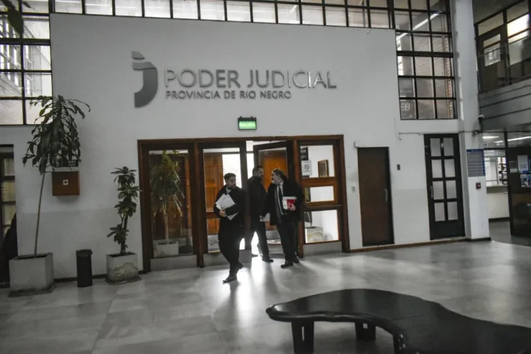 La Justicia rionegrina le negó a un imputado por violencia de género la flexibilización de una tobillera para ir al velatorio de su tía