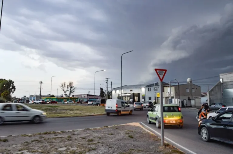 El clima dará una breve tregua en Viedma con marcas superiores a los 20 grados, pero el viento continuará firme