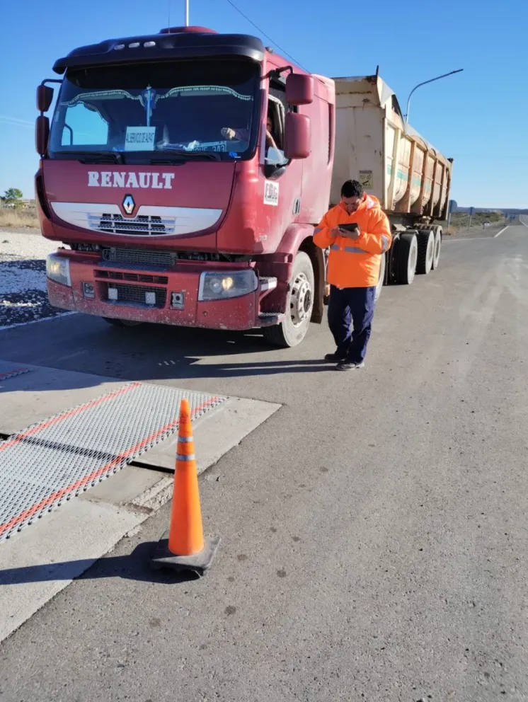Rigurosos controles viales en Río Negro: aplican tolerancia cero al sobrepeso de camiones con multas millonarias