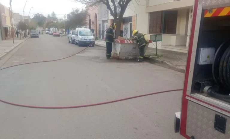 Vandalismo urbano en Patagones: incendiaron un contenedor de residuos y se requirió una doble intervención de los bomberos