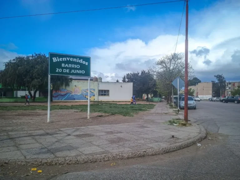 Maniobra imprudente al volante: un taxista realizó un giro en U prohibido, colisionó a otro rodado y recibió una condena judicial