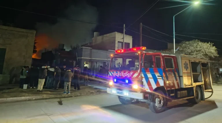 Título: Un voraz incendio destruyó por completo un departamento en San Antonio Oeste