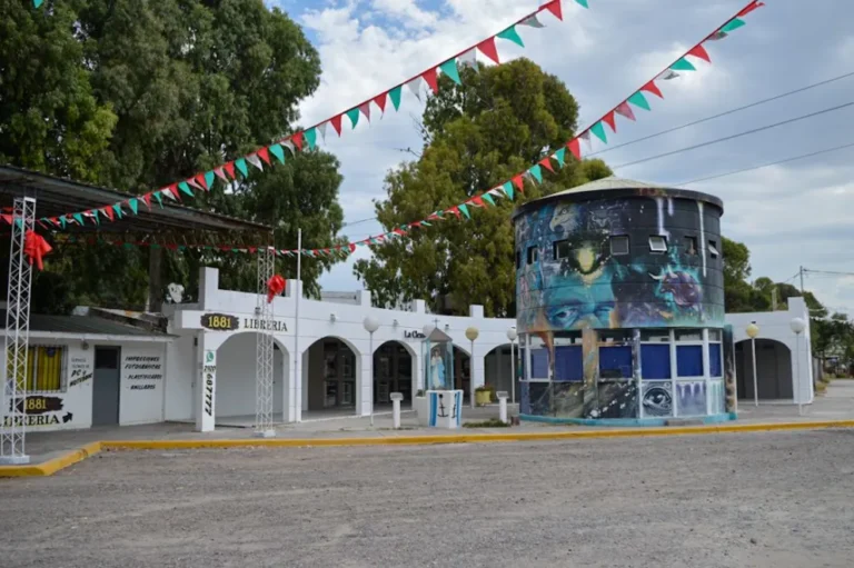 Cierra un emblemático comercio de El Cóndor tras una polémica desatada por un cartel