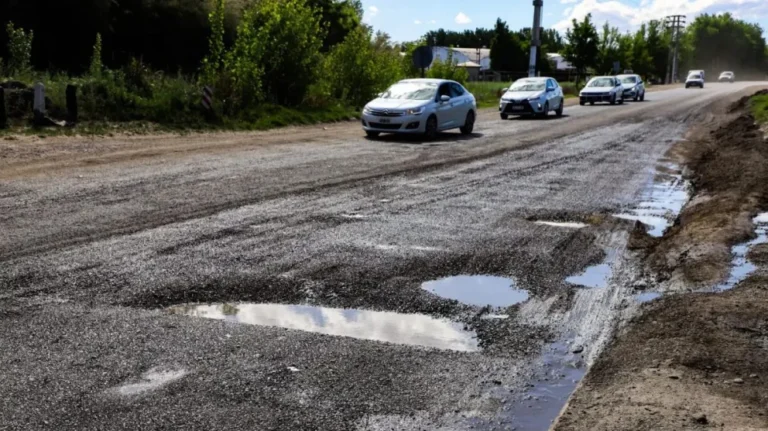 Weretilneck promulgó la ley que destina 7.000 millones de pesos a las rutas 22 y 151
