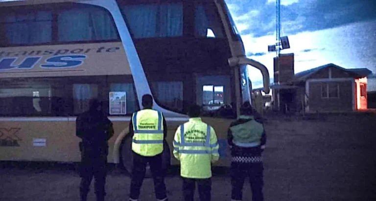 Interceptan en la Ruta Nacional 3 un colectivo no habilitado que trasladaba a 56 pasajeros en la zona de Sierra Grande