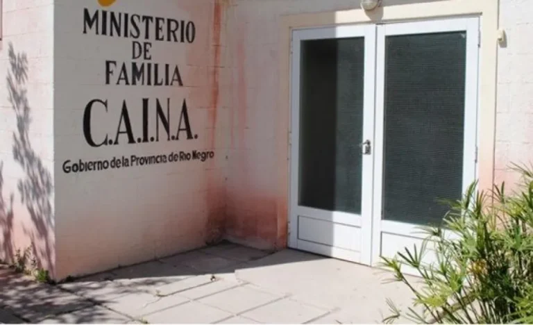 Denuncian a una trabajadora de un CAINA de Sierra Grande por agredir a una niña de siete años