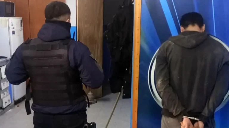 Un hombre que registraba tres pedidos de captura vigentes fue detenido tras un control en el barrio Guido de Viedma