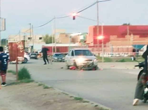 Un trágico siniestro vial en el barrio Álvarez Guerrero cobró la vida de un motociclista de 17 años en Viedma.
