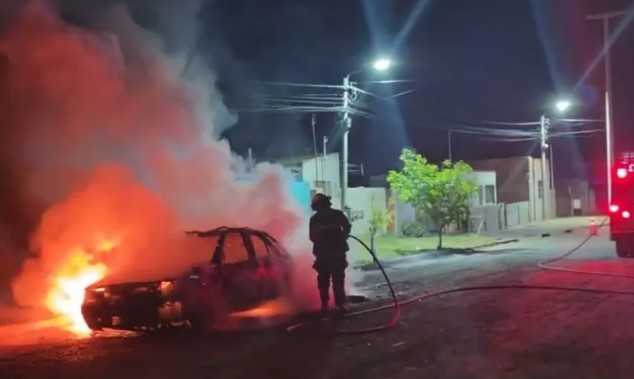Un auto se prendió fuego en plena madrugada en Patagones y quedó completamente destruido