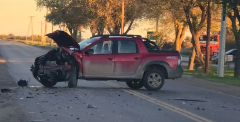 “Ayudé a romper el parabrisas”: el testimonio de un vecino tras el violento choque y vuelco de un patrullero