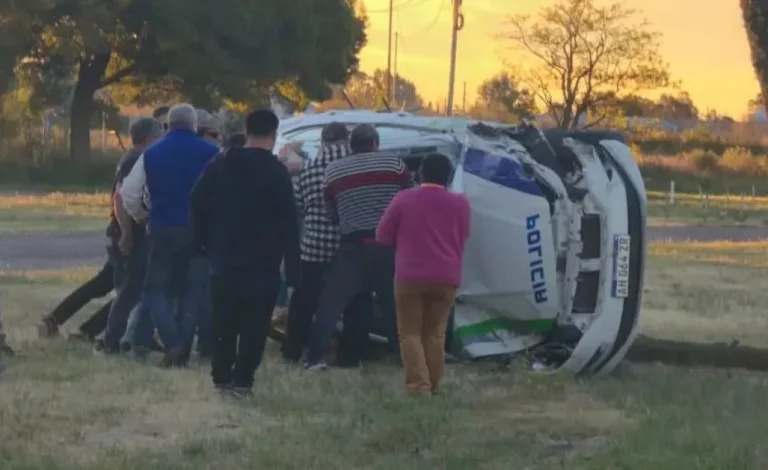 Dos efectivos policiales resultaron heridos tras un choque y vuelco en la Ruta 1