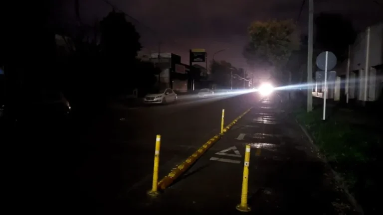 Vecinos del barrio Santa Clara denuncian que varias calles permanecen a oscuras desde hace días