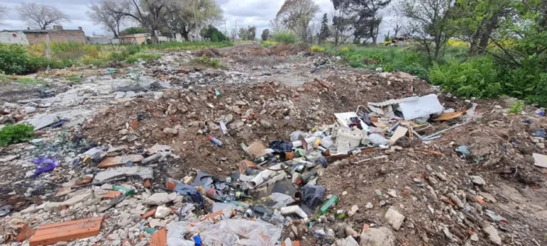 Reclamo vecinal por un basural a cielo abierto y la respuesta oficial pidiendo paciencia