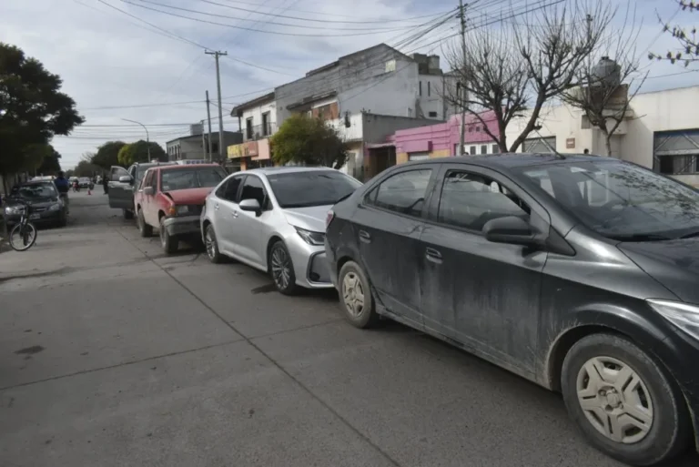 Choque múltiple en Viedma: un auto impactó contra otros tres que estaban estacionados