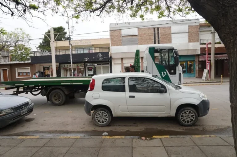 Escándalo en Viedma: una conductora cruzó en rojo hablando por celular, agredió a una inspectora y terminó con el auto secuestrado