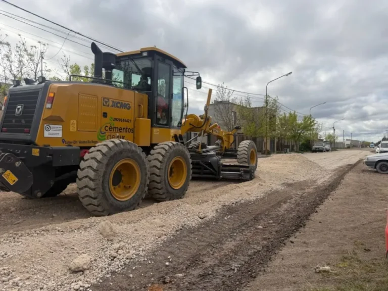 Avanza el plan de mantenimiento vial y perfilado en las calles de ripio de Viedma