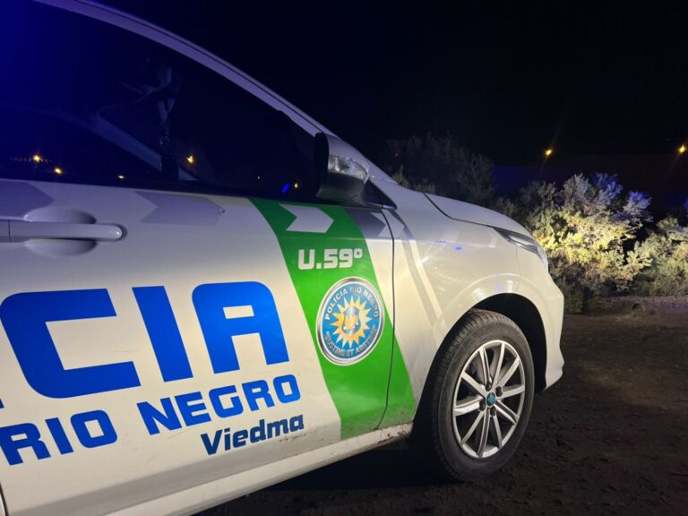 Pidió pasar al baño, terminó afuera y quiso irse manejando: la noche terminó con el auto secuestrado